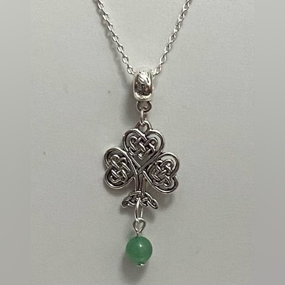 NEW Aventurine crystal necklace with 4-leaf Clover charm